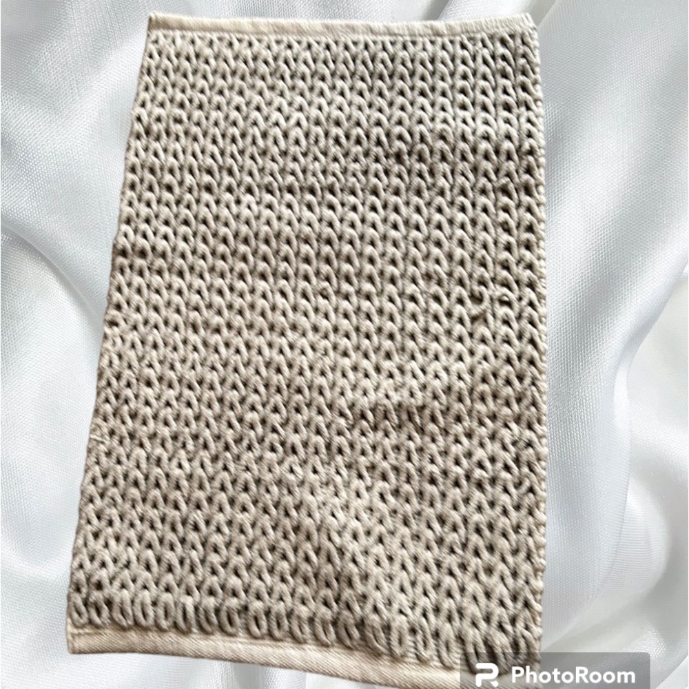CARPET grey thick cable knit bathroom  carpet approx 33 X 20 inches
